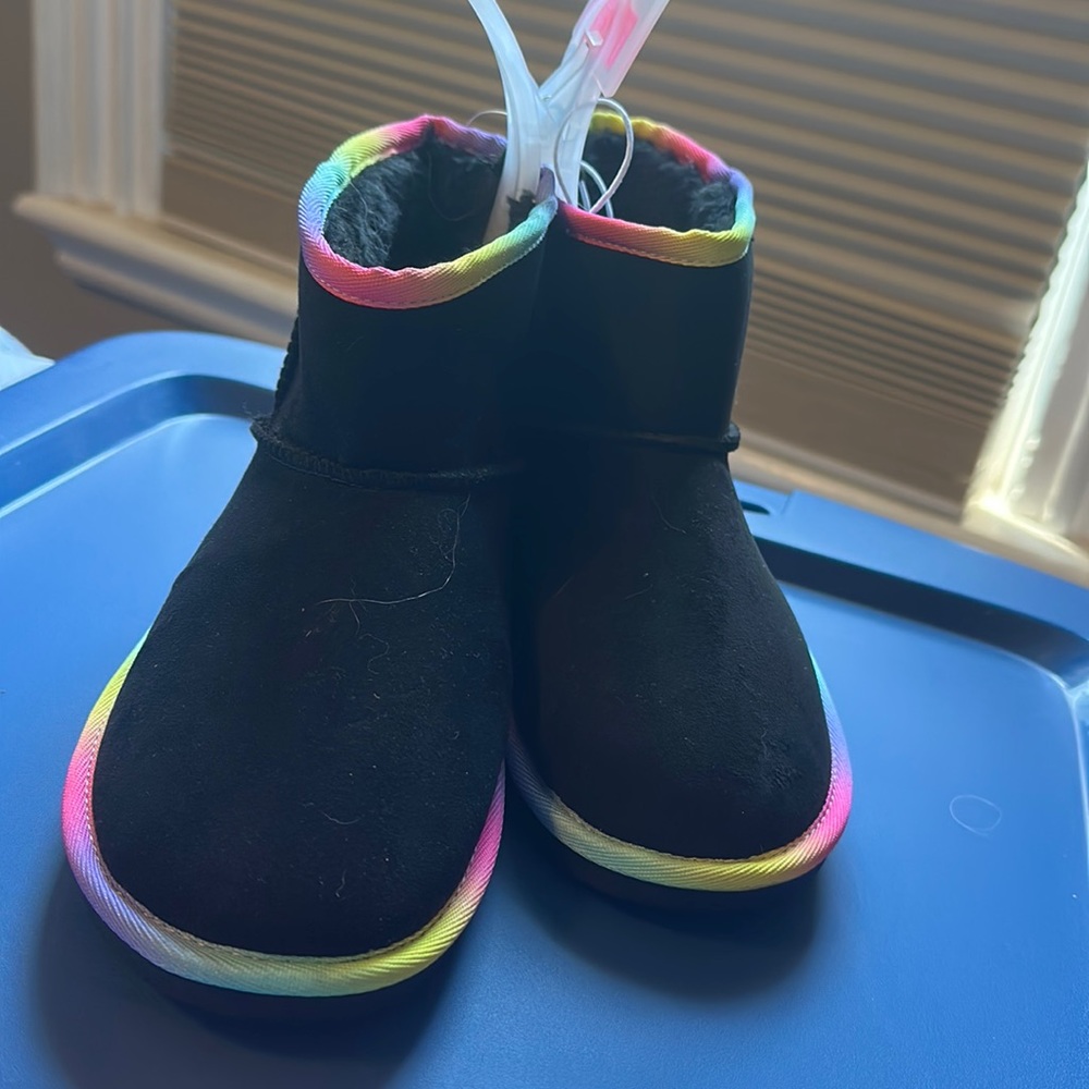 NWT The Children’s Place Size 4 Boots